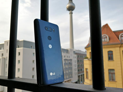 LG: G7, V40?