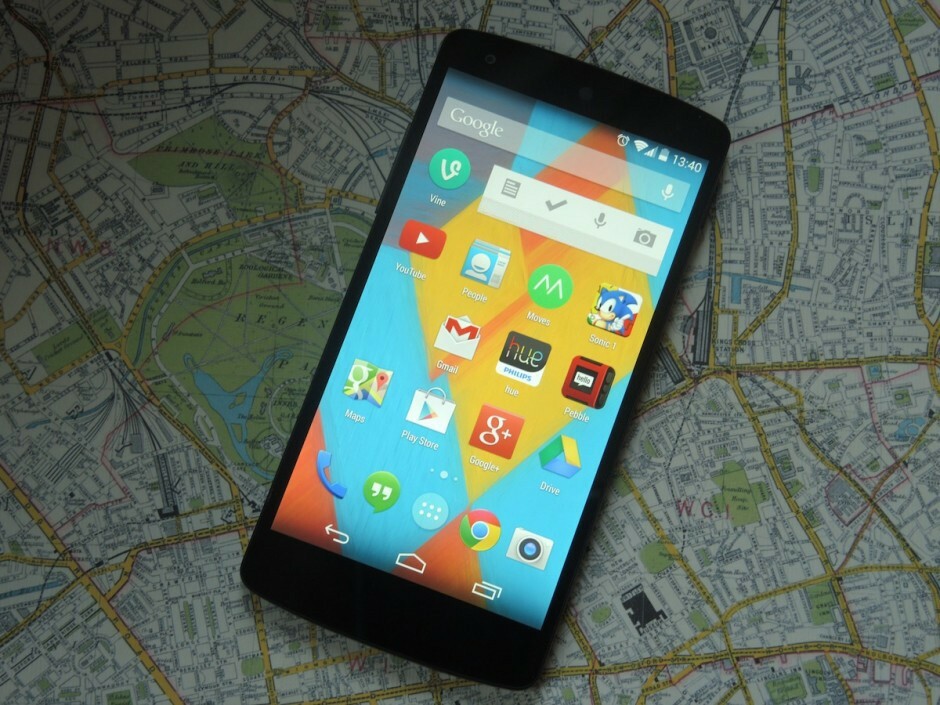 Google Nexus 5 displaying the home screen