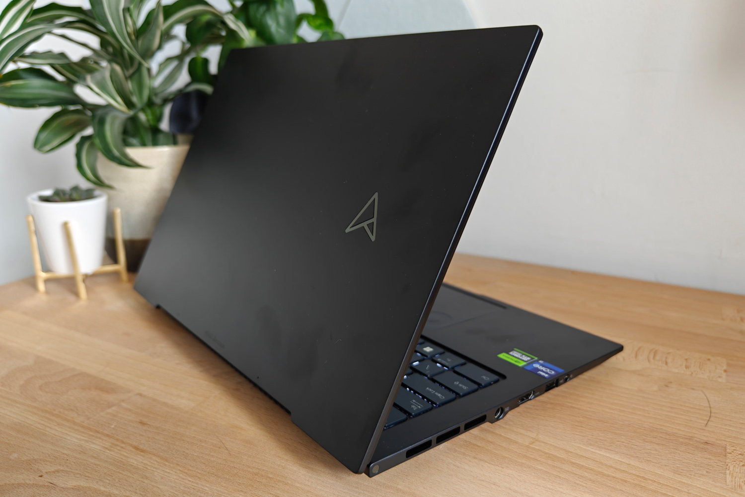 Asus Zenbook Pro 14 OLED lid