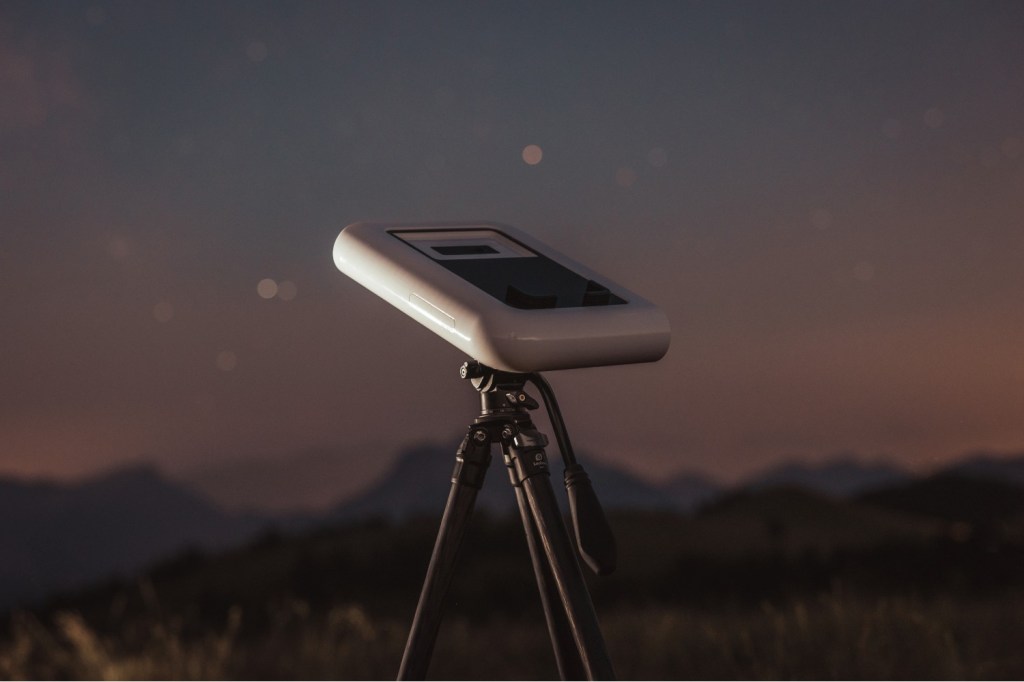 A Vaonis Hestia telescope on a tripod