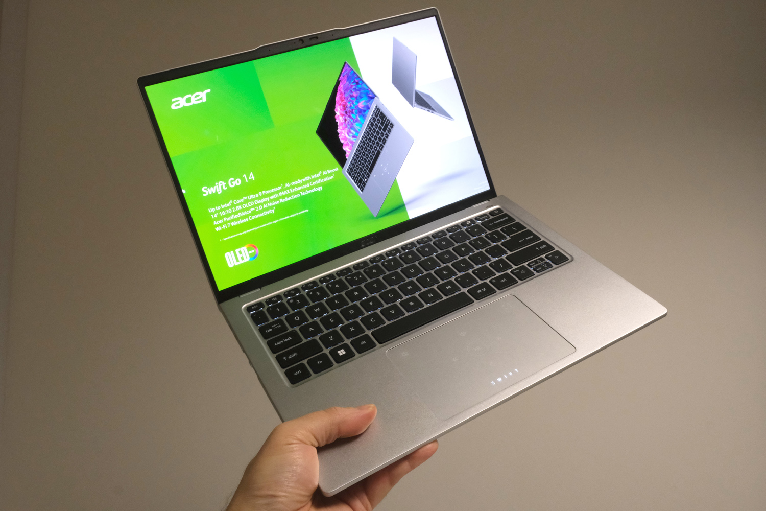 Acer Swift Go 14 hands-on in hand