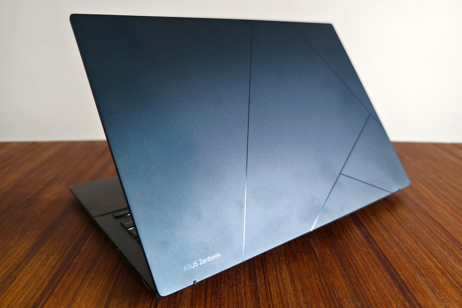 Asus Zenbook 14 OLED 2024 review lid