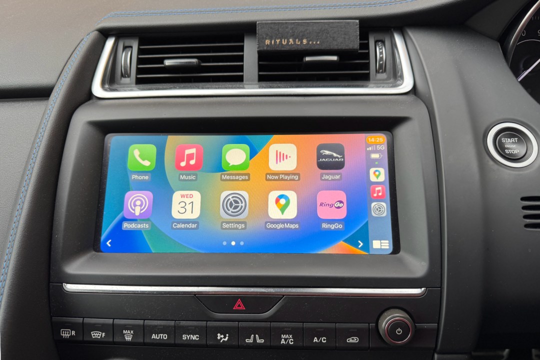 CarPlay in Jaguar E-Pace