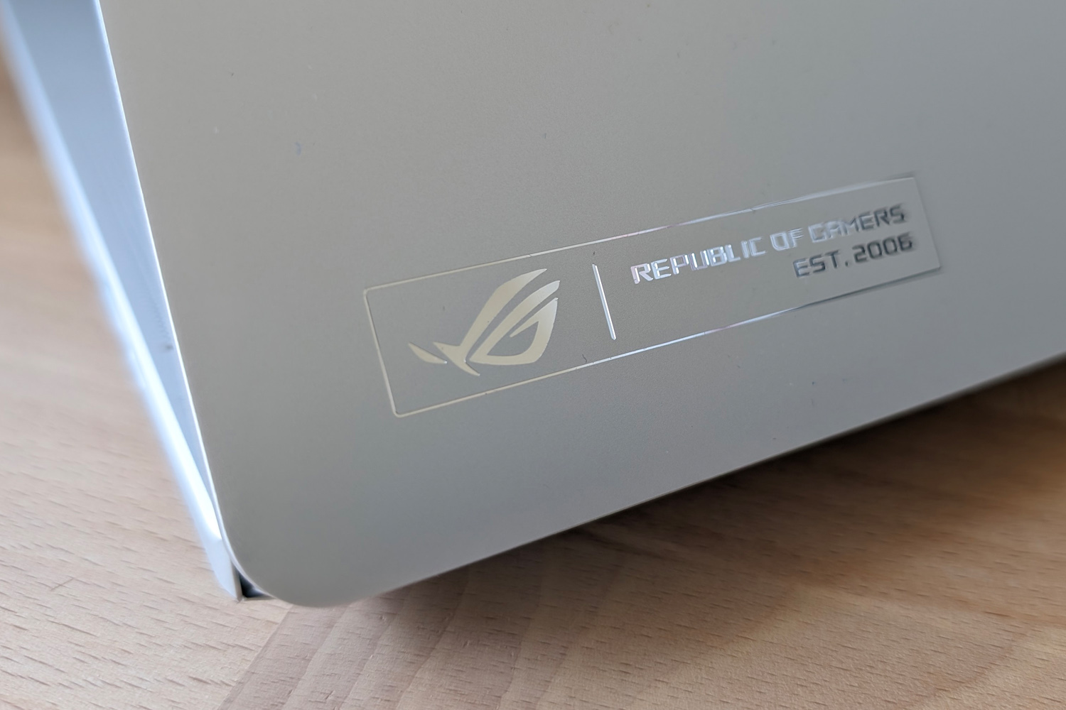 Asus ROG Zephyrus G16 2024 review logo on lid