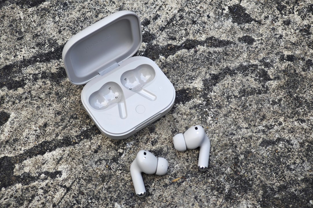 Motorola Buds+ review design