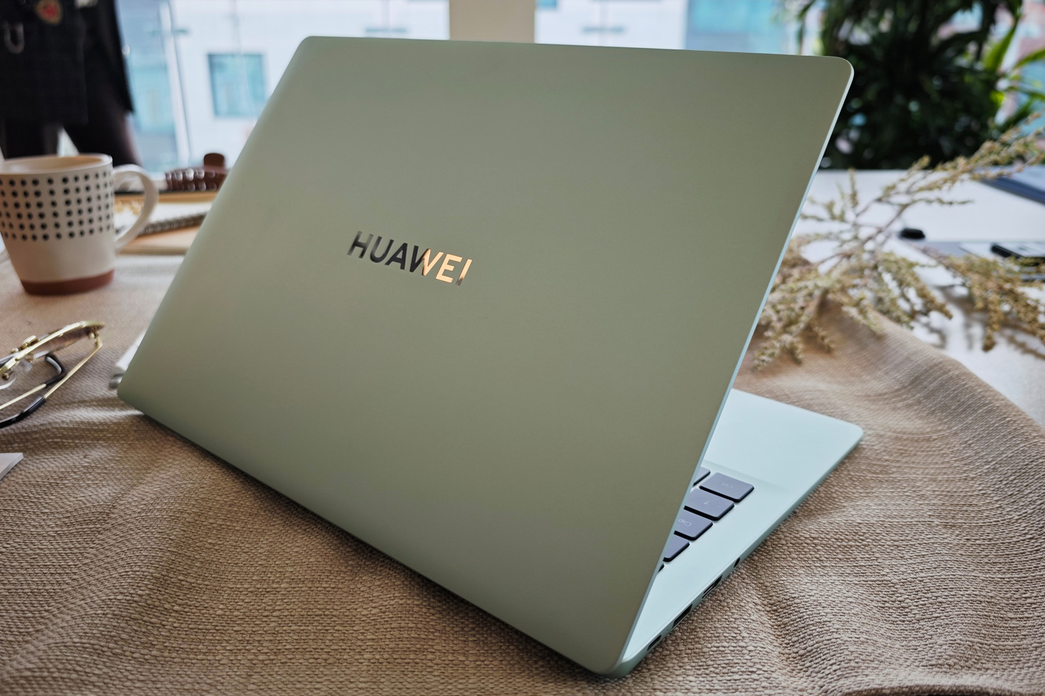 Huawei MateBook 14 2024 hands-on review lid
