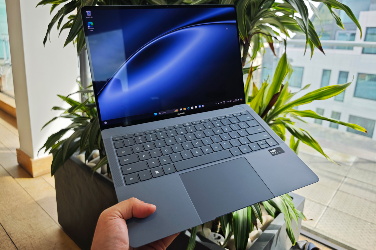 Huawei MateBook X Pro 2024 hands-on review in hand front